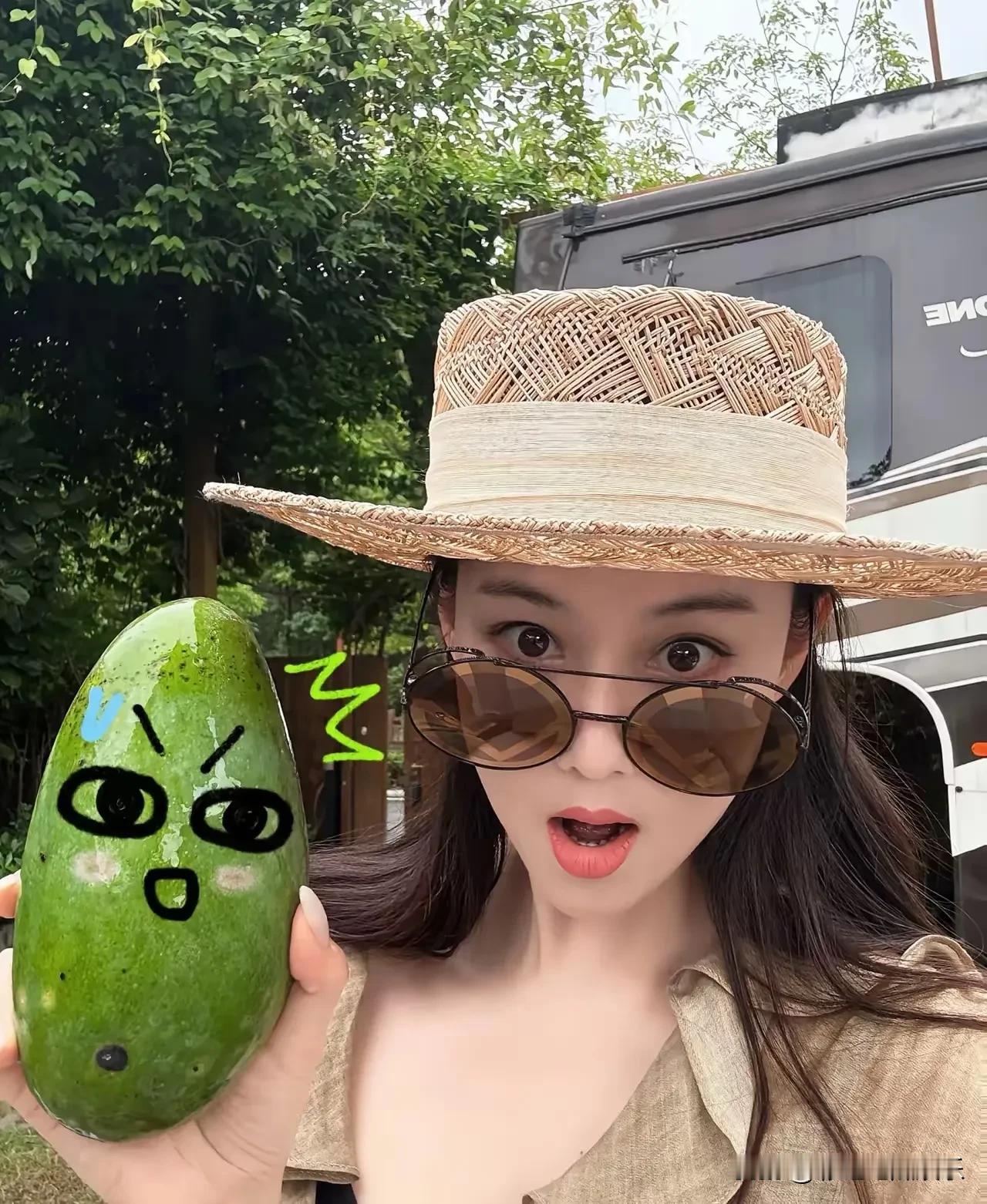 张馨予点外卖遇到了残疾人外卖小哥，她特别感谢美团愿意给残疾人提供工作机会。温