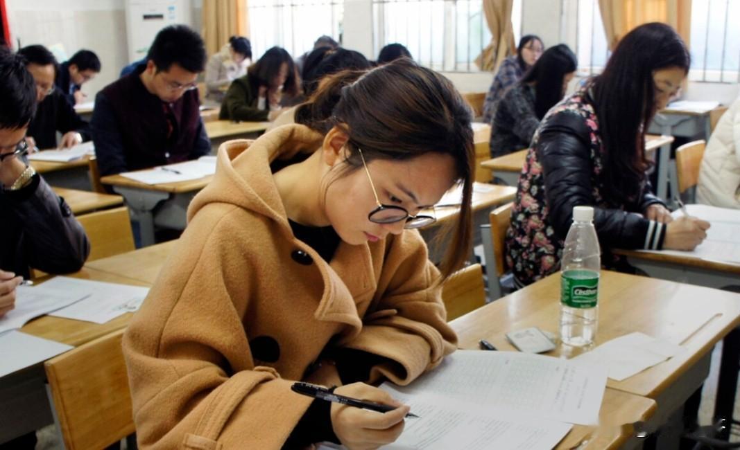 请问：非全日制研究生能考公务员吗？答案：根据教育部及人社部规定，非全日制研究