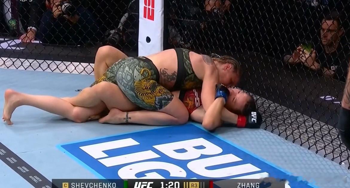 基本上没了，差距很明显，张伟丽力量、体能、地面、摔法全面处于下风，能看出来第三回