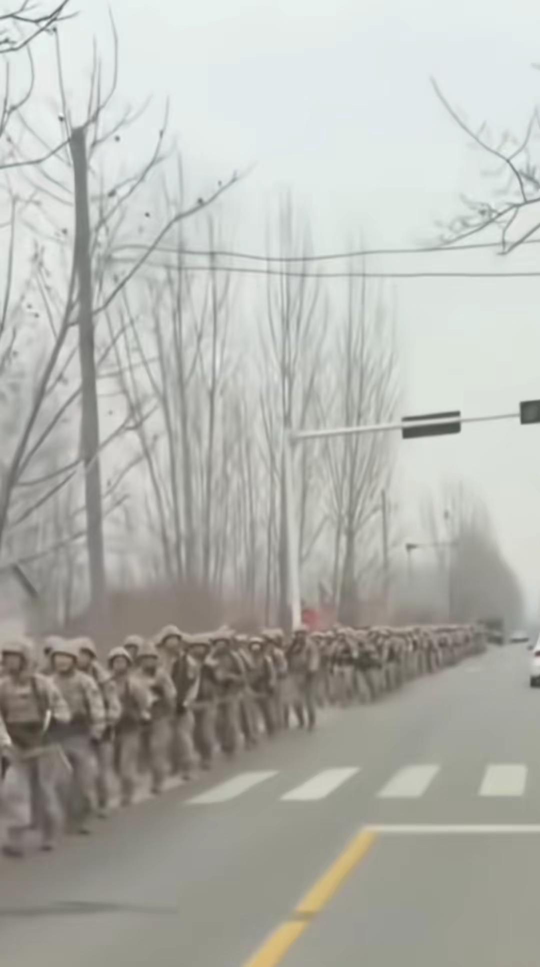 此情此景不禁让我想起了当年野营拉练的情景，踏着皑皑白雪，脚下咯吱咯吱的声音伴着奔