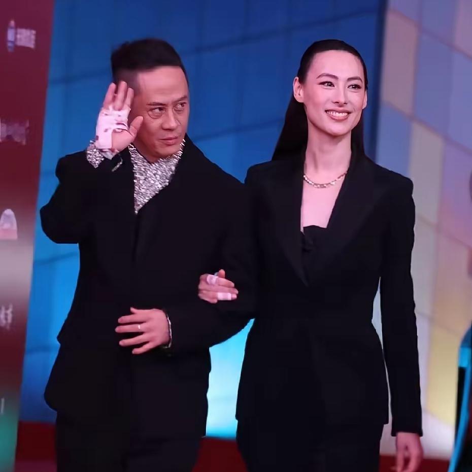 梁洛施公开和男友马浴柯（马裕河）亮相上海国际电影节，令人震惊的是马裕河右手好像