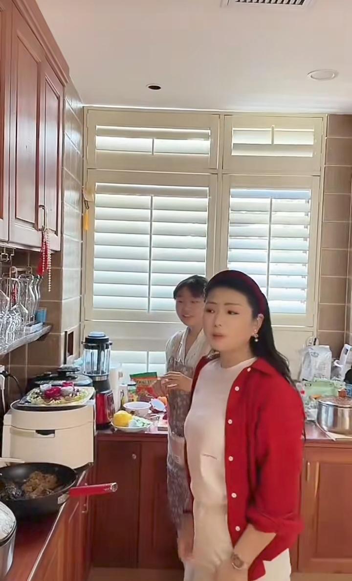 她追了他八年，从23岁到31岁。他回绝了三次，没松过一次口。第一次，她借着歌