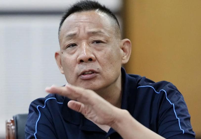 官媒公开点名于东来！央视新闻联播直接把一个三四线城市超市老板推到聚光灯下，让