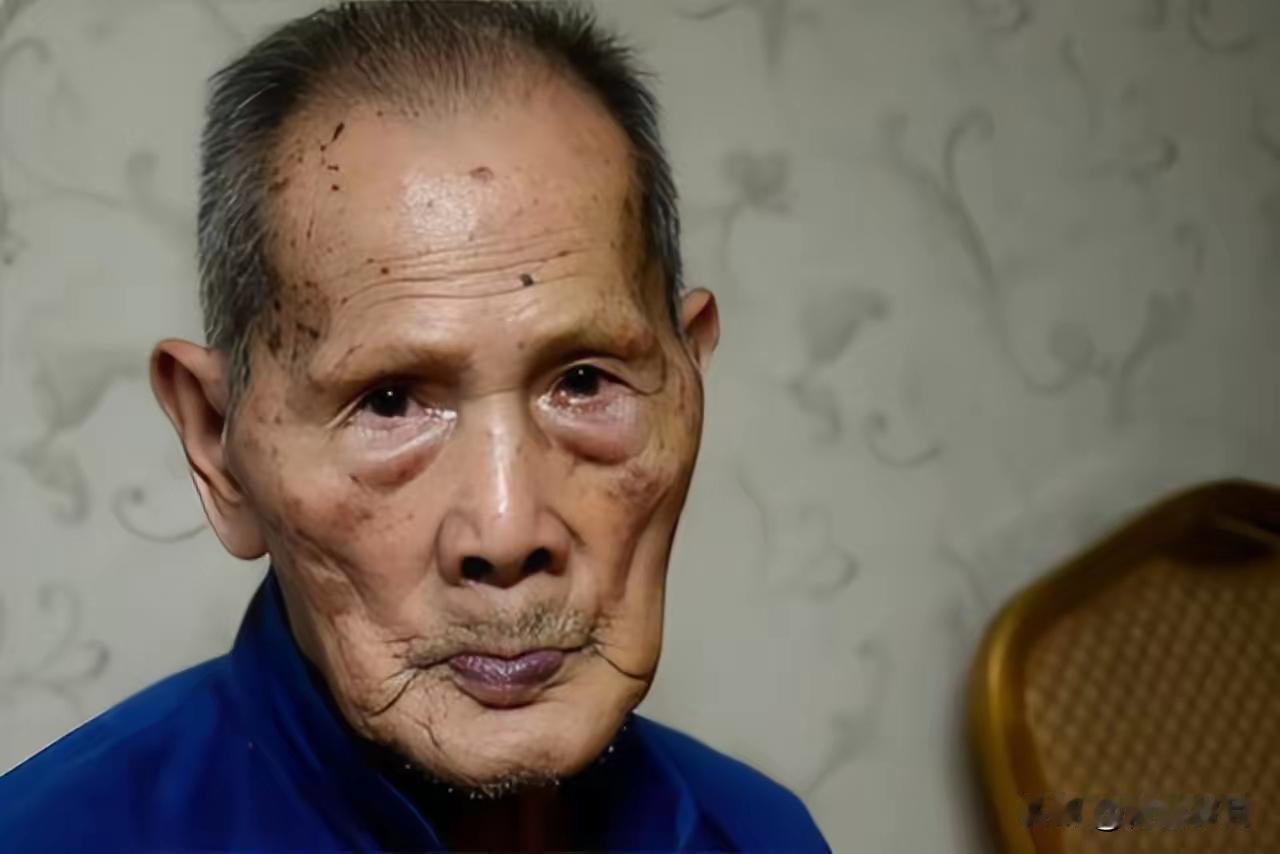 1941年，少尉排长林孝祥深夜潜伏水中布雷，左臂突然被咬住，钻心剧痛传来，他暗叫