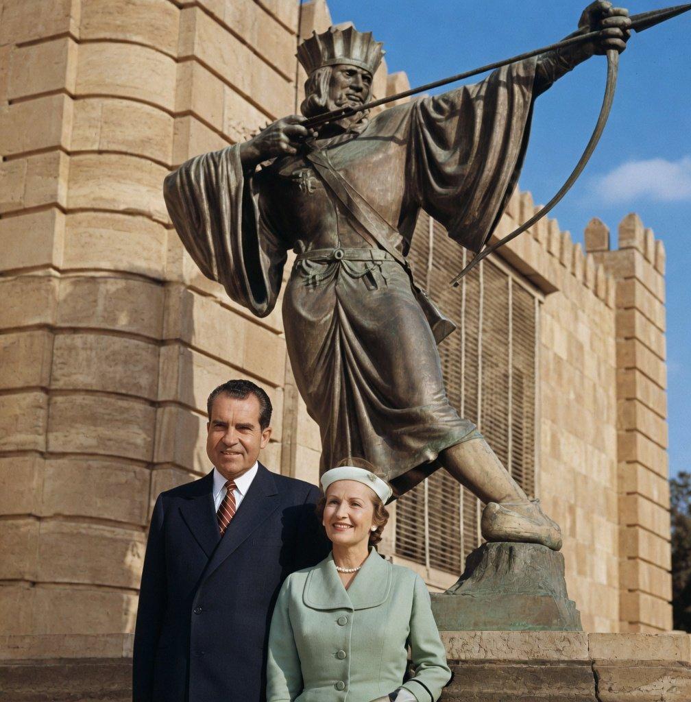 1972年美国总统尼克松访问中国的那一年，他带着妻子帕特·尼克松也访问了伊朗，在