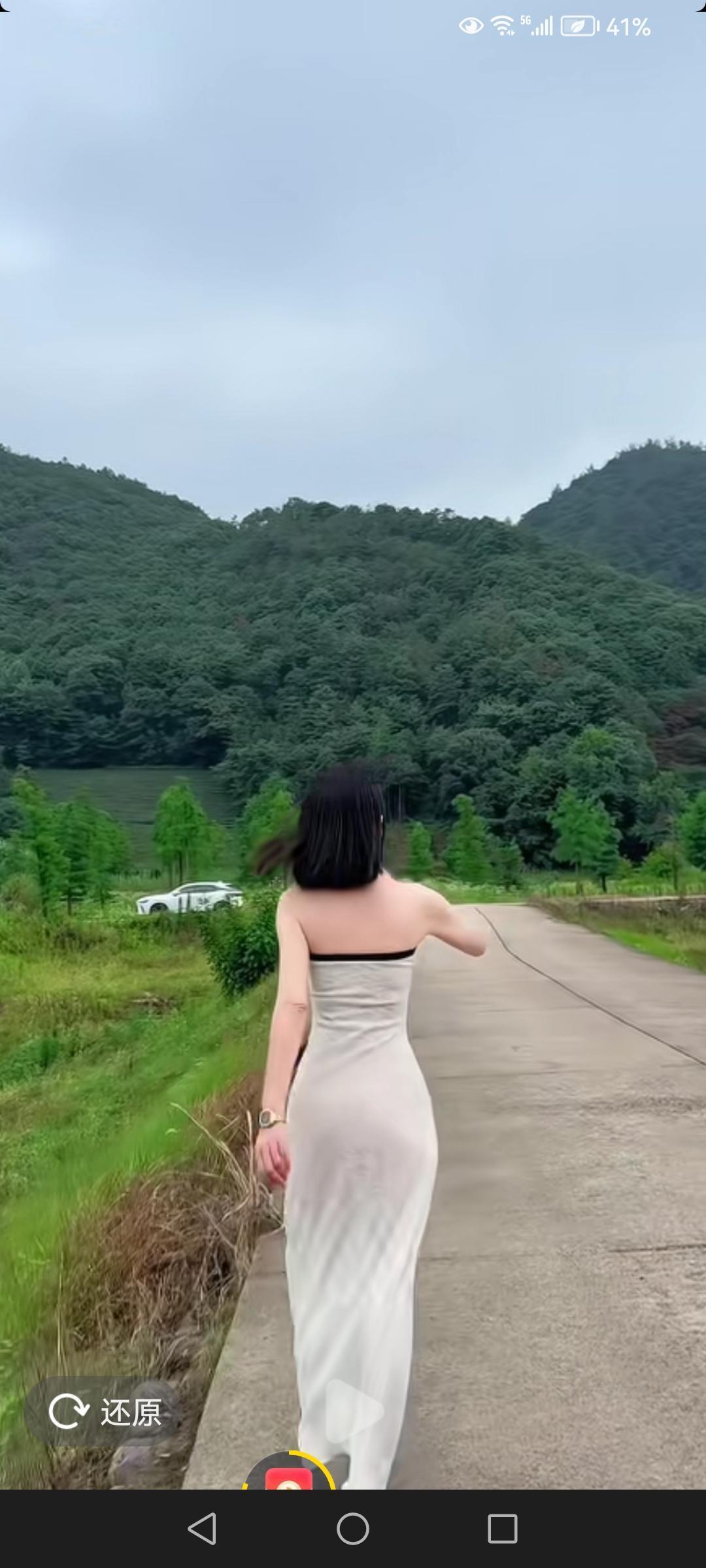 你越皮，他越喜欢———1、我躺床上了。回复：穿上衣服，你还小，我不碰你。2