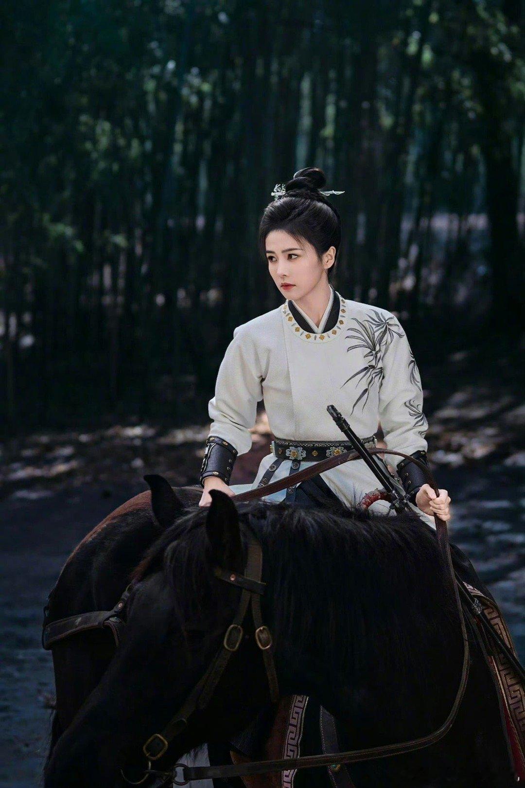 白鹿真正的一剑变装白鹿这波“一剑变装”堪称演技高光！拔剑前是柔和亲切的姐姐，拔