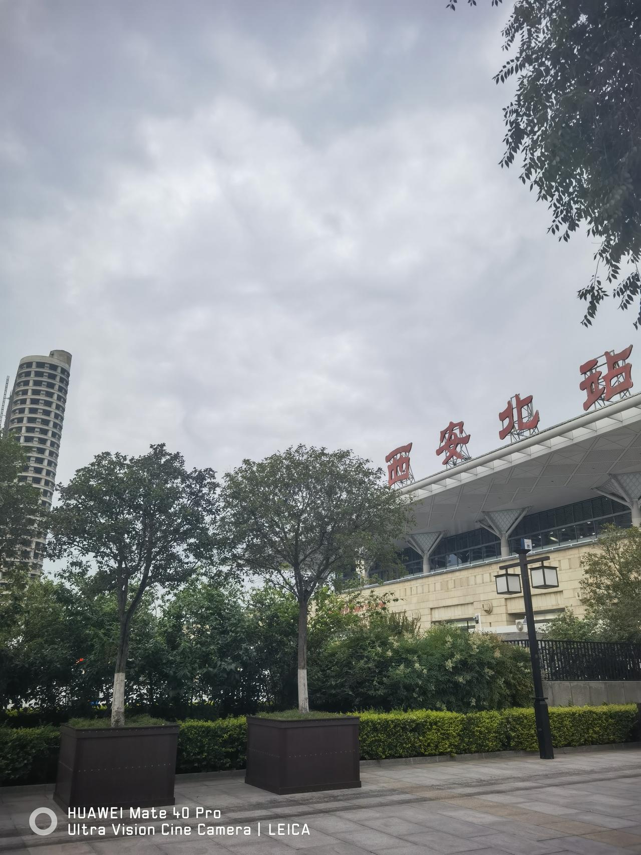 太扎心了！出西安北客站，右边一大片楼烂尾了，太可惜了！当年轰轰烈烈高铁新城，至今