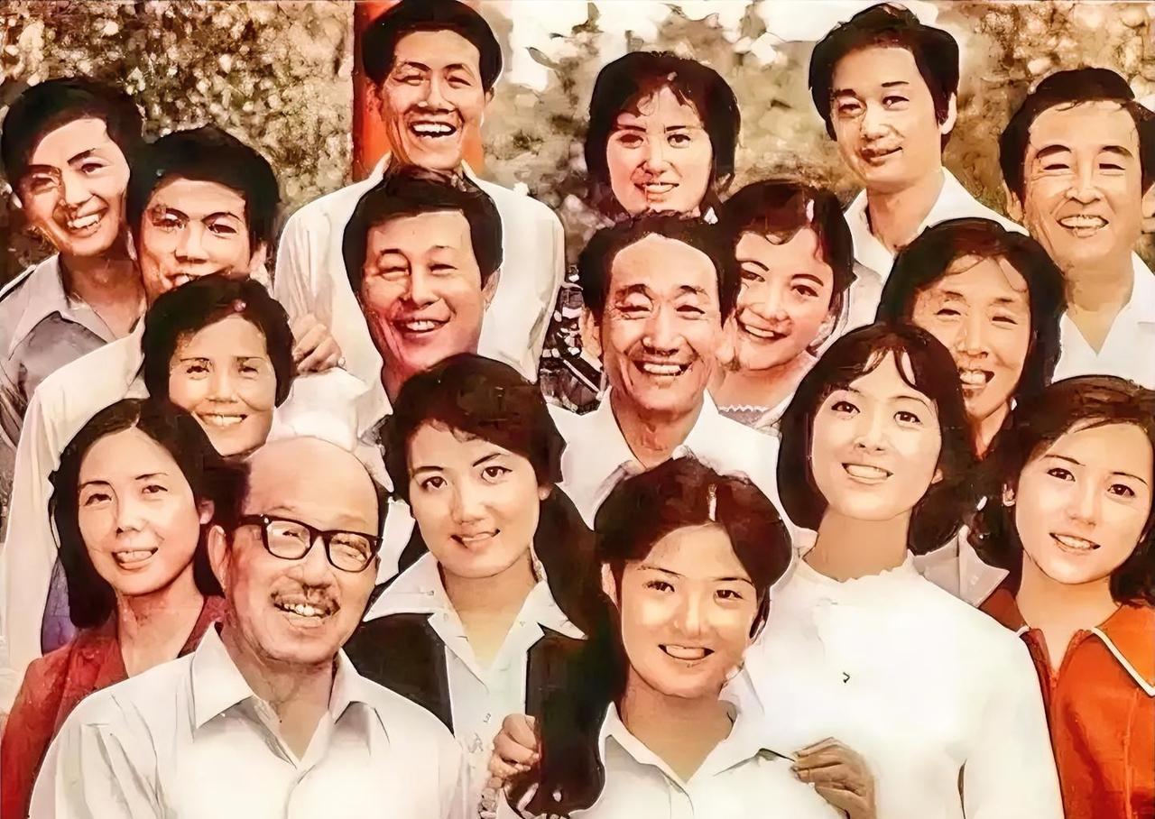 后排就认得出毛永明，中间有王心刚、娜仁花，第二排有李秀明、龚雪，朴素也挡不住她们