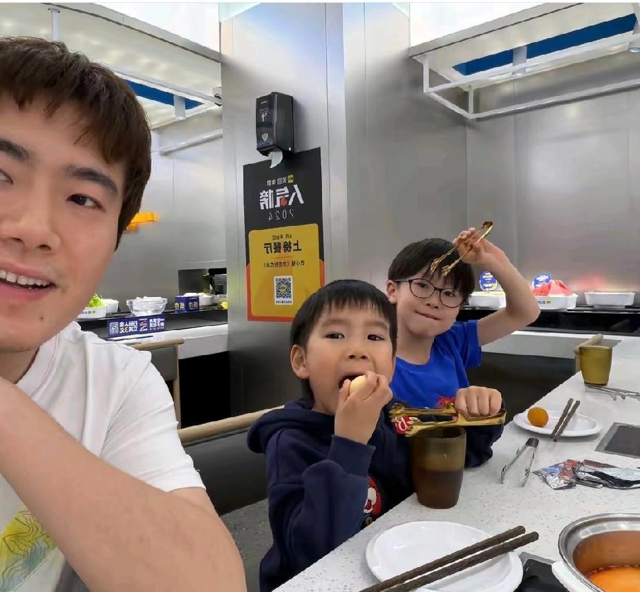 梁靖崑家这基因也太“霸道”了！父子三人共用一张脸？😱梁靖崑晒出和两个儿子