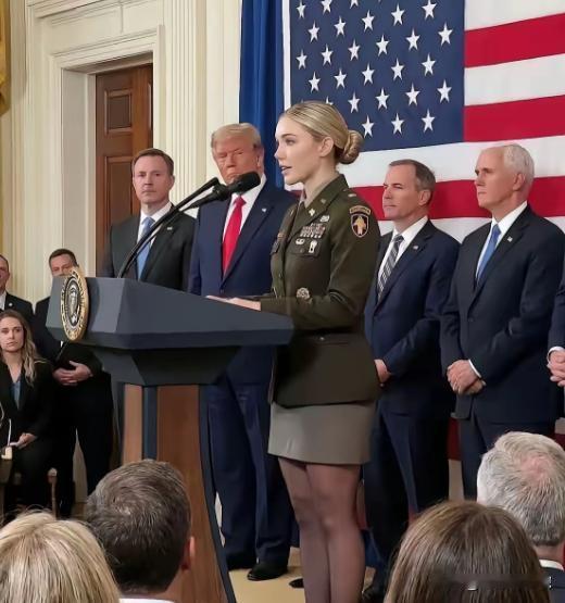 现场画面很有意思，一位美国女军官身着军装登台发言，长相清秀甜美，身形苗条挺拔，气