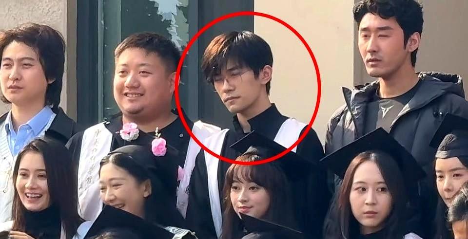 易烊千玺回中戏补拍毕业照。这些同学都已经毕业三年了，眼神里都充满了疲惫。对于