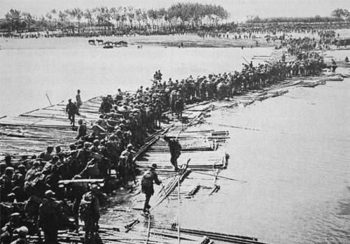 1949年，蒋介石正在睡午觉，醒来后，却发现天塌了，亲信俞济时告诉他：“南京失守