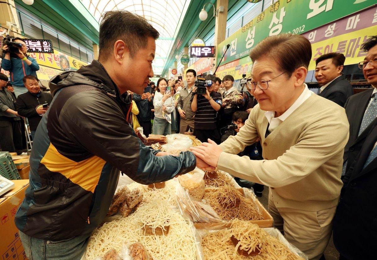 李在明痛斥司法黑幕：曹奉岩也被司法杀害，不义之谋屡屡得逞5月6日上午，在“巷