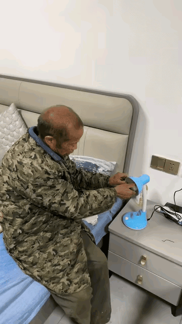 爷爷让孙子买个灯泡，孙子也是真孙子，直接给爷爷买个“巨无霸”灯泡。这一开灯，爷