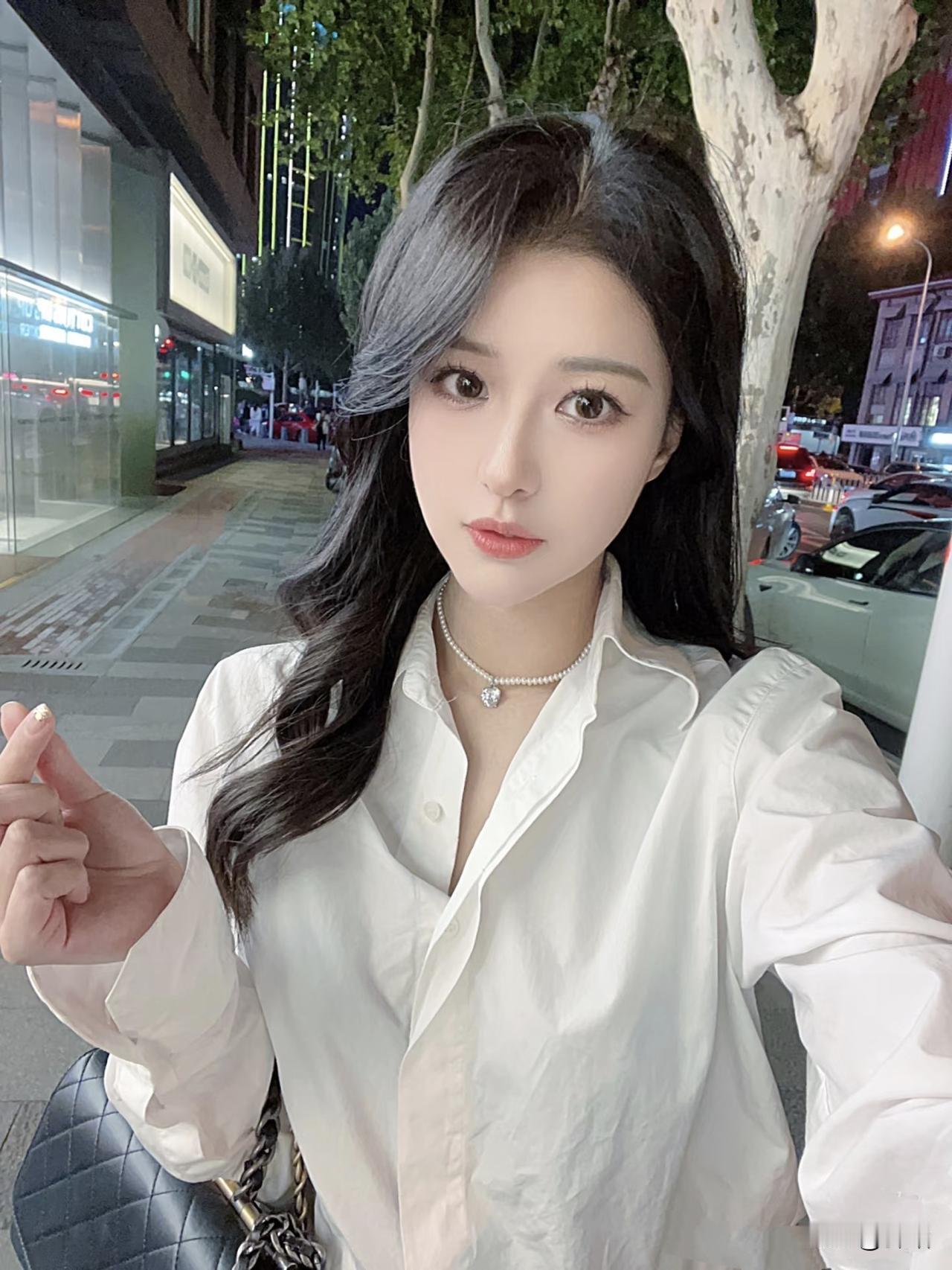 美图欣赏，看图写诗《夜街漫影》七言绝句华灯初上夜街长，白衫漫卷晚风