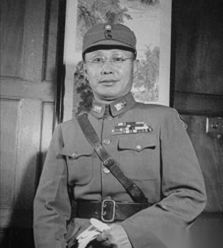 1948年，何应钦在食堂打饭时的一张留影，他眉头紧锁，若有所思。这张照片定