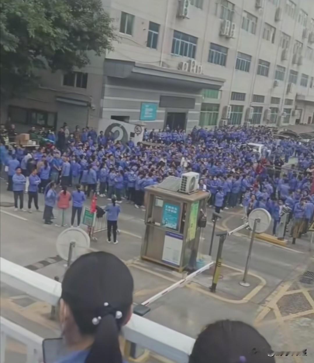 近日，深圳宝安区某工厂取消全厂员工加班，引发全员集体大罢工，此事闹得沸沸扬扬。