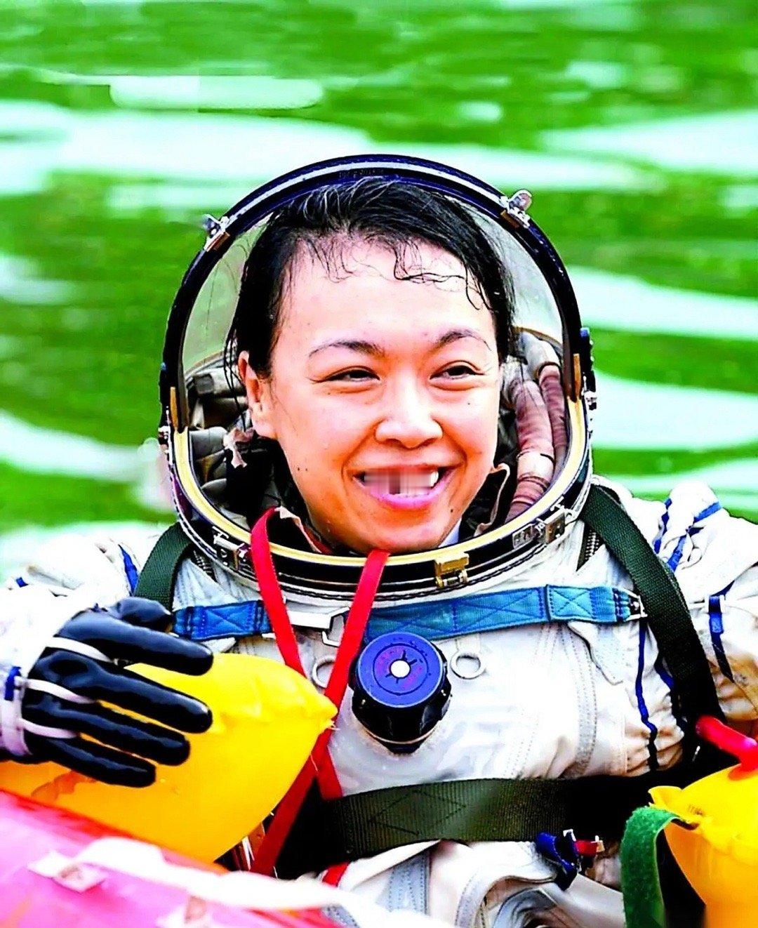 霍启刚发文，说他看到那一幕时，心里真有东西顶了一下。发布会上，黎家盈穿着一身印着