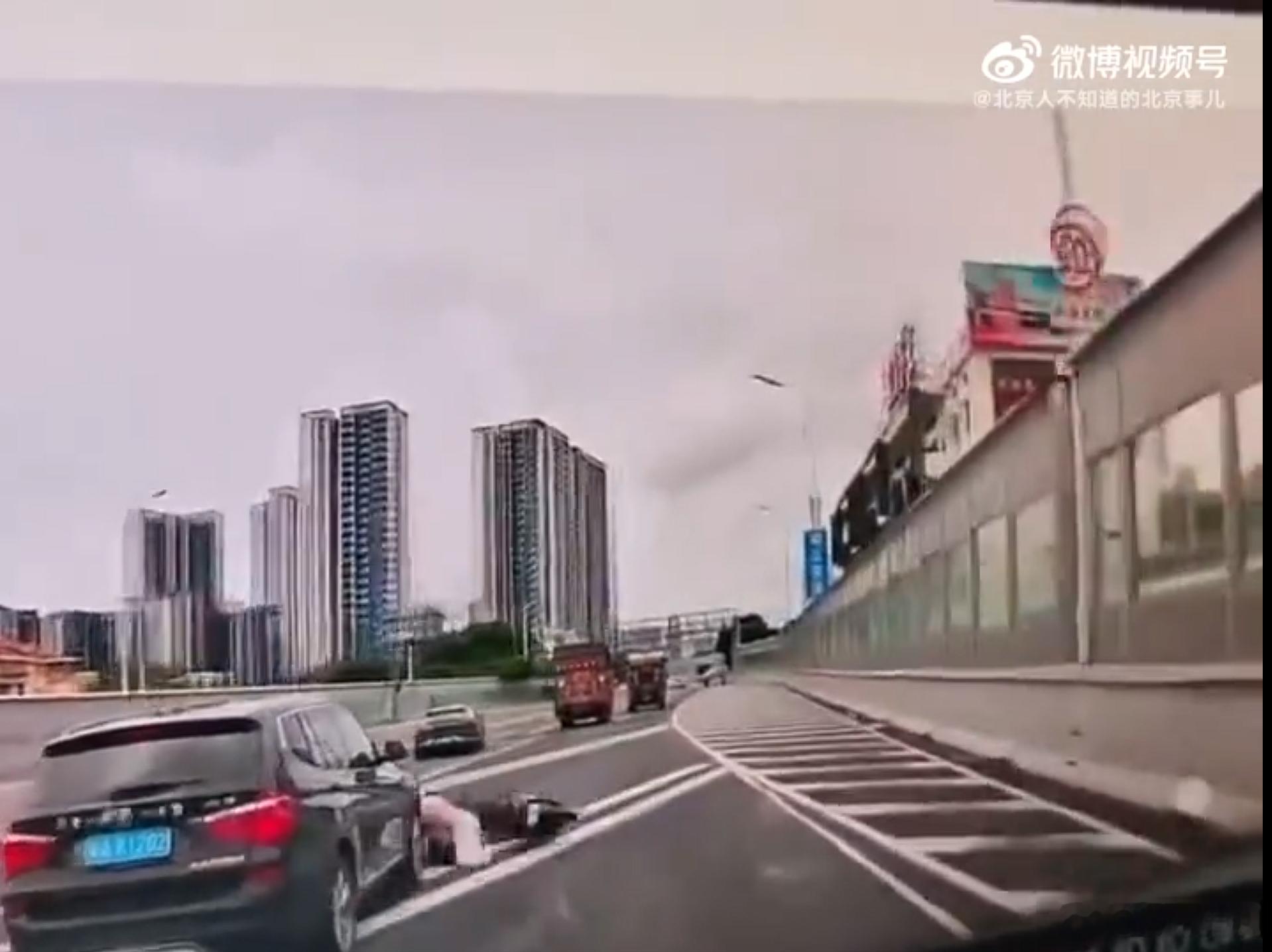一家三口骑车上高架发生车祸据说孩子没了。电瓶车那个小轮子，加上白线打滑。尤其是