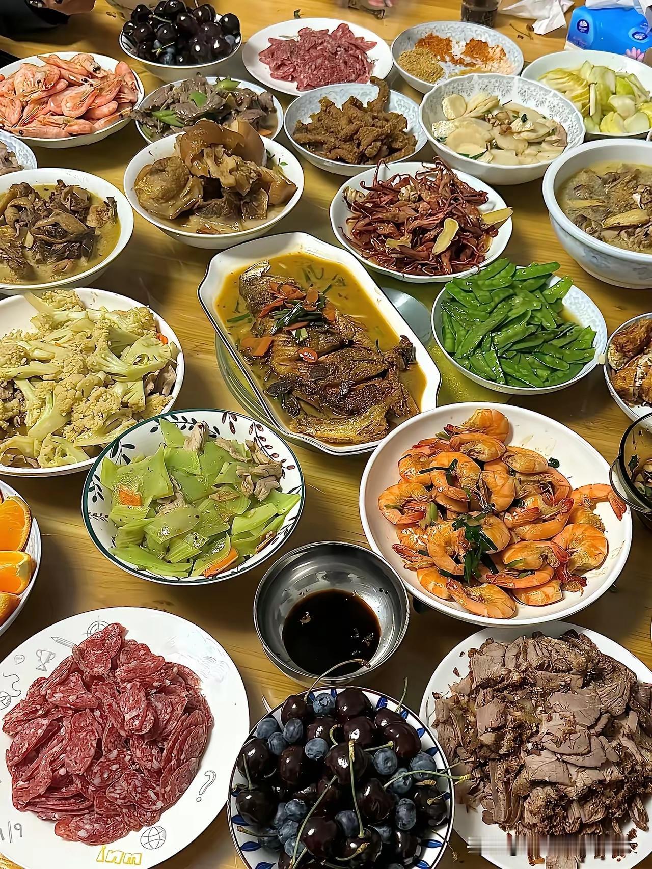 公婆都去世了，昨天大伯哥在群里问，今年年夜饭在哪吃？​小叔子说，轮流吧，一