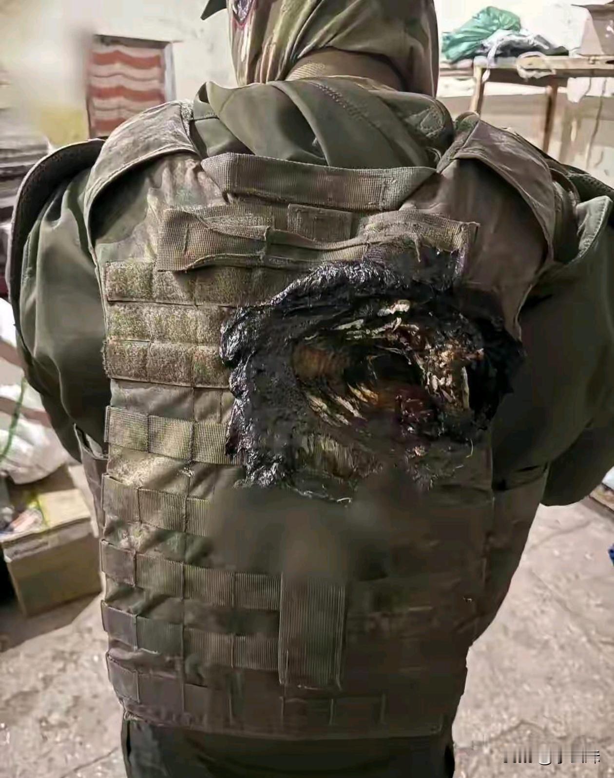 一名俄乌战场的士兵，防弹背心被击中打成这种样子，这得多大的子弹呐？