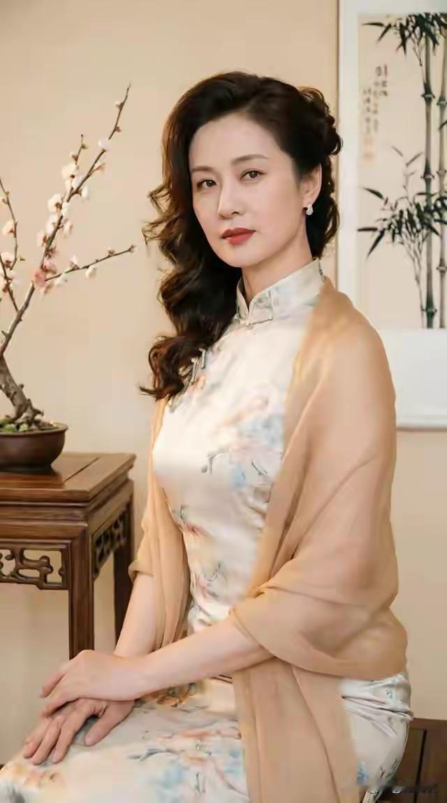 旗袍雅致，国风古韵。历史悠久，文化传承。推陈出新，多元幻彩。雍容华贵，端庄