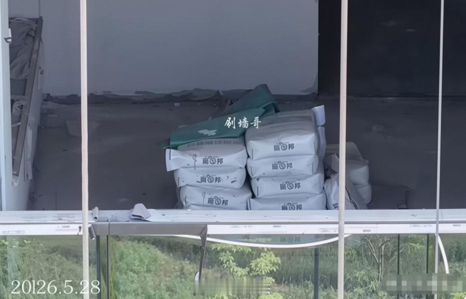 继上次龙华某新盘用最差的腻子粉材料被业主们发现后，光明的业主也用无人机发现了自己
