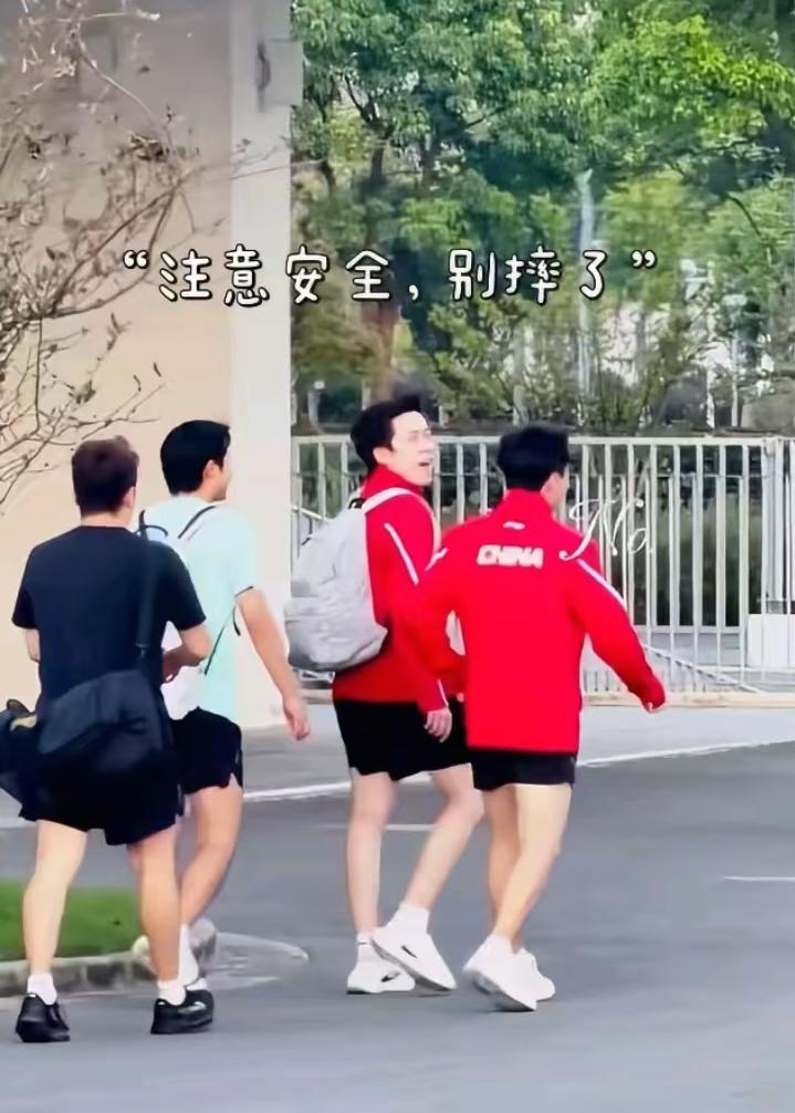 王楚钦大喊“注意安全，别摔了”到底是谁在偷拍王楚钦呀，是不是要摔架了，然后又刚