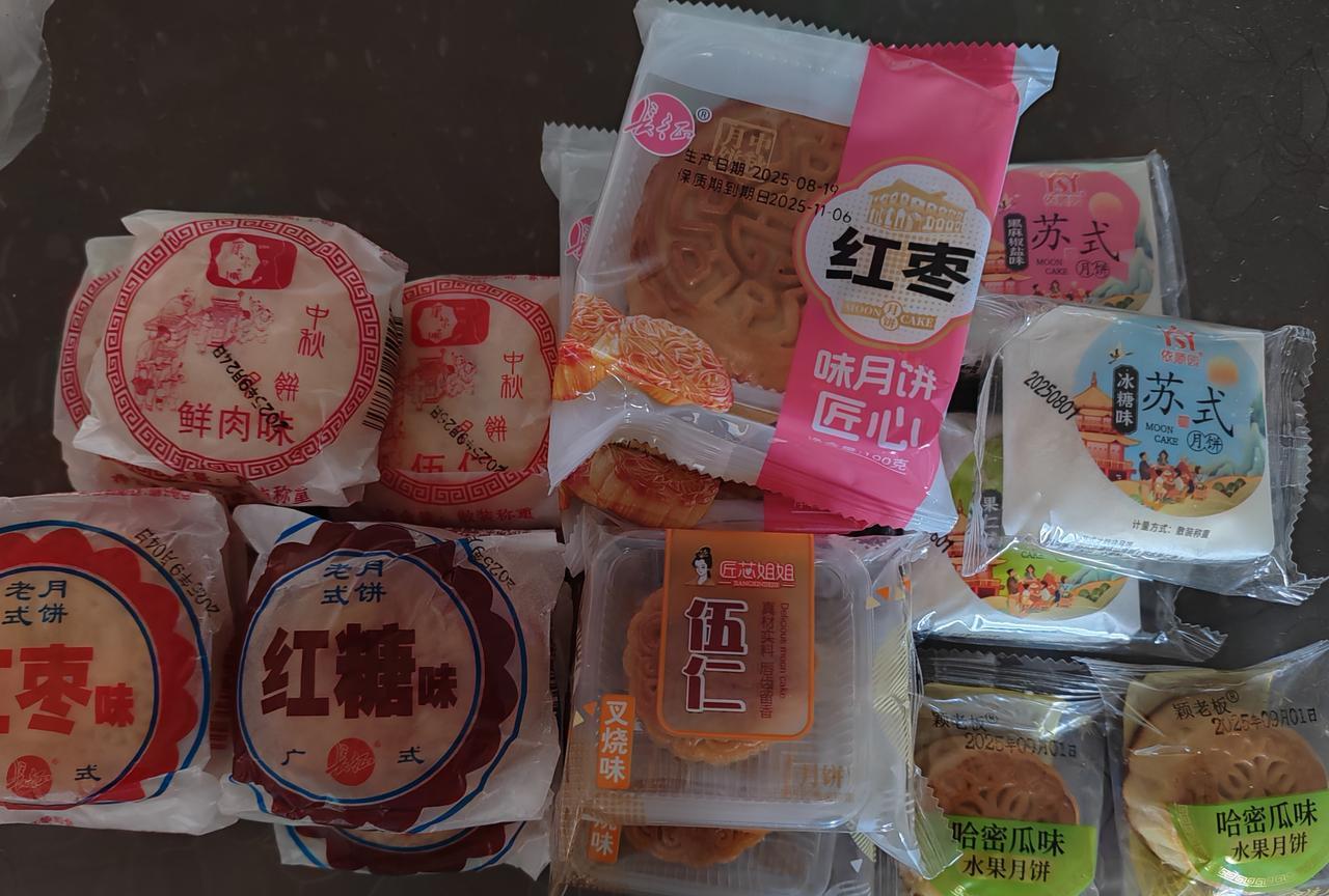 我敢说，很多老年人，在中秋节后，他们都爱干一件事，就是去超市买降价的月饼。[捂脸