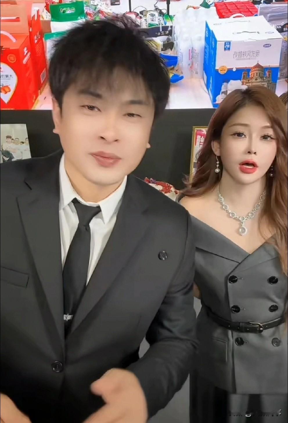 香港偶遇辛巴！看到评论“辛巴也出事了”，奶豆说：别议论他的