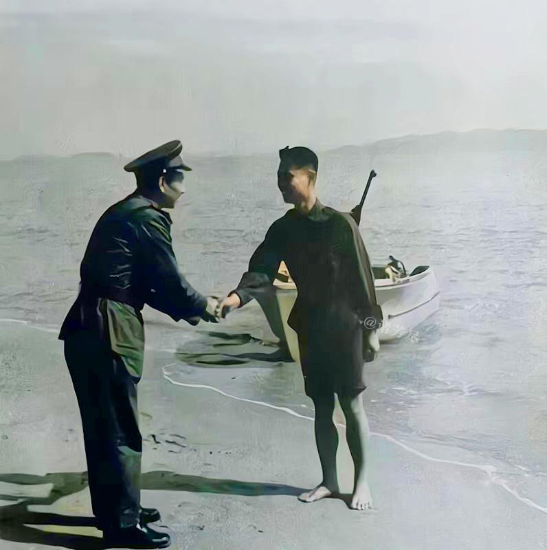 1957年，厦门，国民党少尉莫维向我军投诚时，留下了这张珍贵照片。沙滩之上，他赤