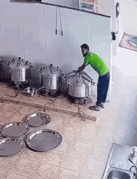 这是什么操作，为何就爆炸了生活中一些高压锅都有排气口，正常情况下