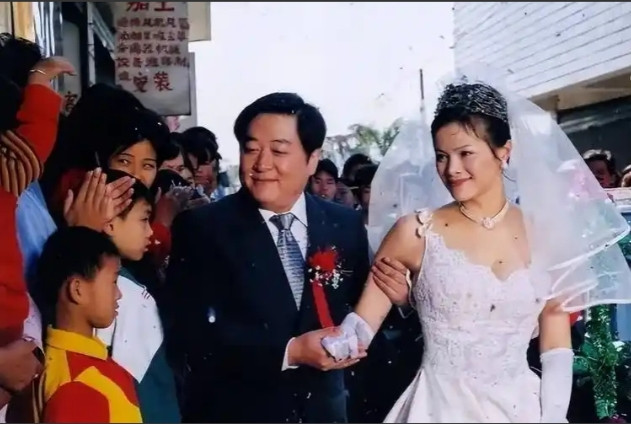 2010年，50岁的刘斌不顾众人反对，执意迎娶马蓉的闺蜜王丽君，让他没有想到的是