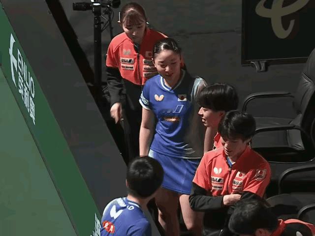 早田希娜不仅和张本智和热聊，还主动拍了拍和男队队员热聊的张本美和，和她击掌，但击