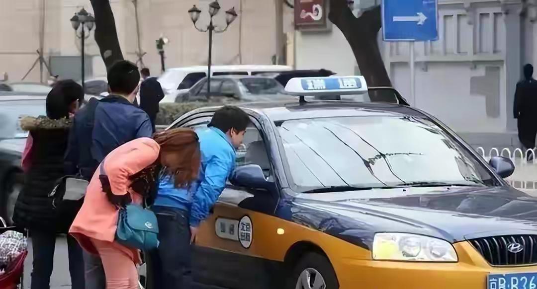 国贸地铁口三辆空出租车没人理，大家低头戳手机等网约车，为什么我们宁愿在路边等，也