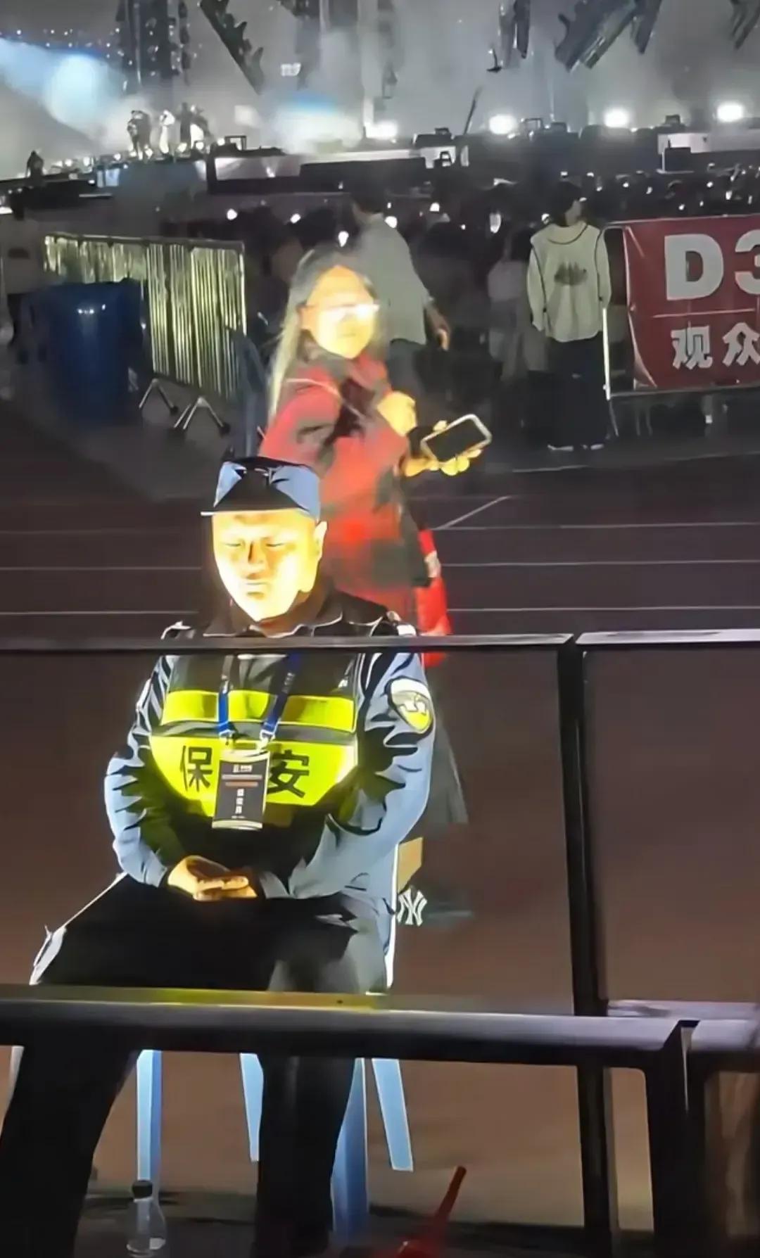 舞台光束下的保安大叔宛如奥特曼附体，逗趣模样十分搞笑！