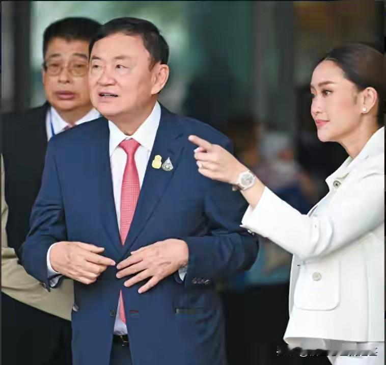 他信真的低调了？还是妥协的低调呢？5月11日，他信被泰国国王玛哈特赦：戴着脚铐在