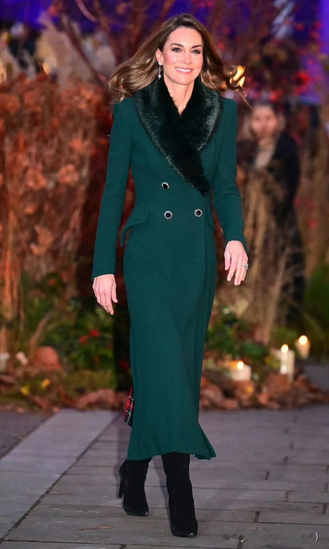 凯特王妃主持圣诞颂歌（每年的惯例）！容光焕发看着就精神饱满气血很足！笑容很治愈！