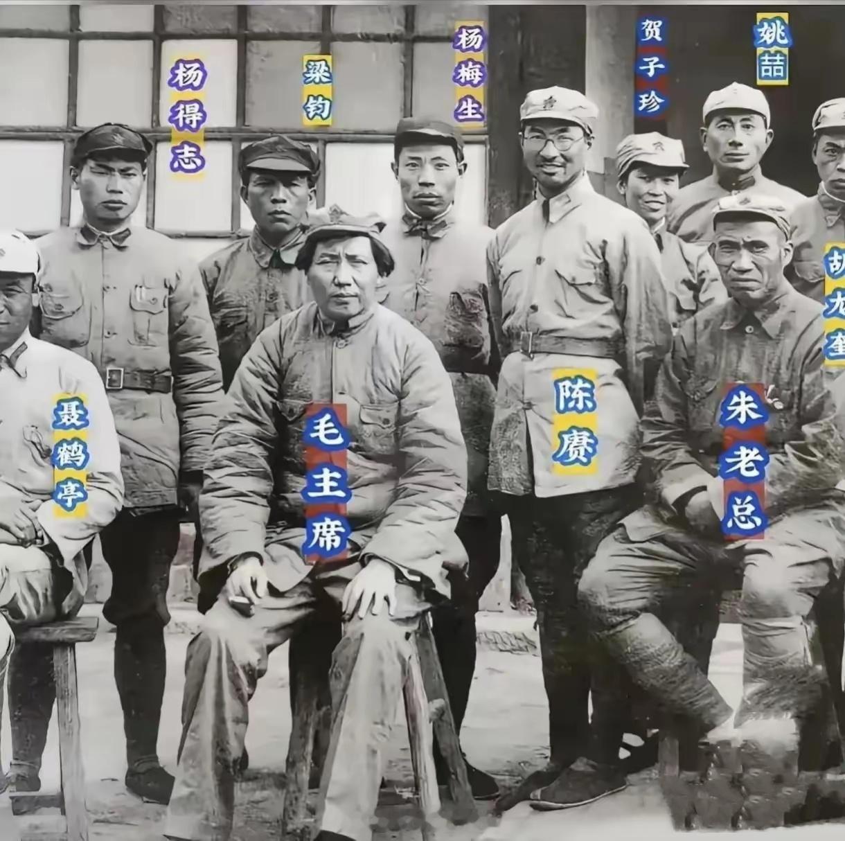 1936年，刚到陕北不久的伟人。他满面愁容，此刻是革命最艰难时。