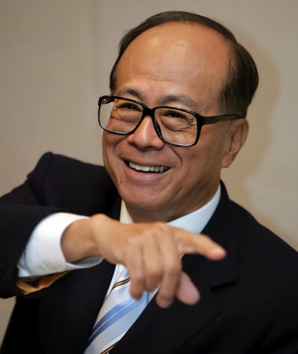 十年前喊“别让李嘉诚跑了”的人，这回脸都要肿了！ 当年他打包抛售内地资产