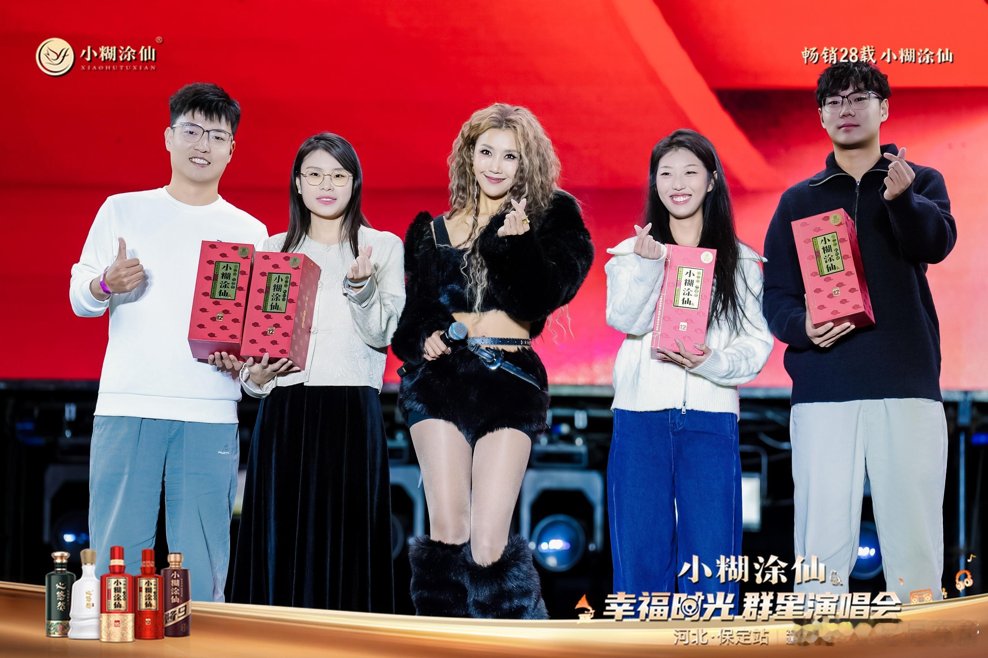 王蓉保定演唱会四首金曲全唱了王蓉要抱抱保定唱跳舞台太燃了谁没为《要抱抱》的舞台