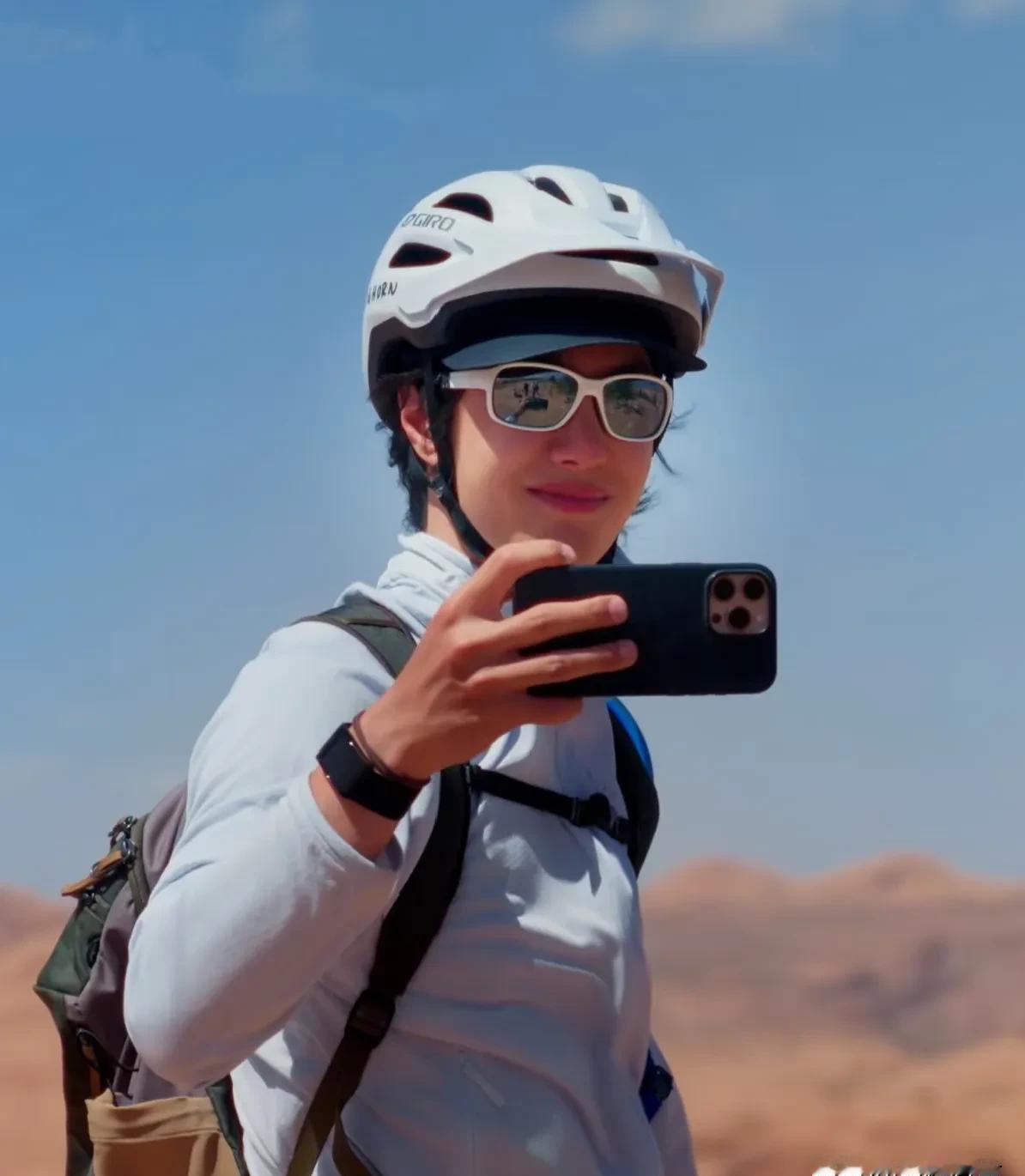 有段时间没见他露面了。粉丝蹲在评论区问“还能等到你吗”。他只回了四个字：我会