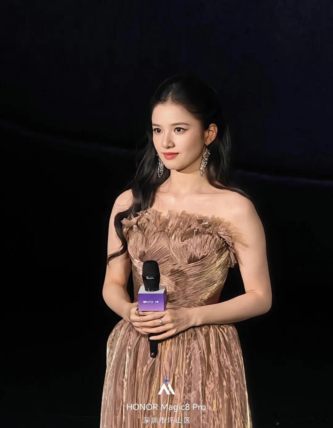 周也比亚迪发布会现场状态怎么样