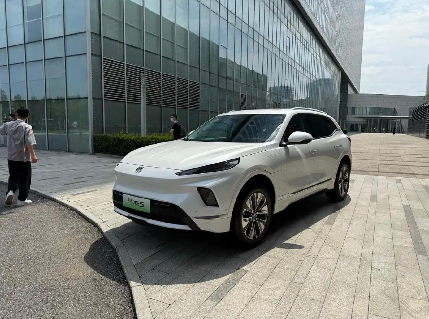 别克新款E5正式上市，一口价14.99万元起。新车共带来3款车型，官方一口价区间