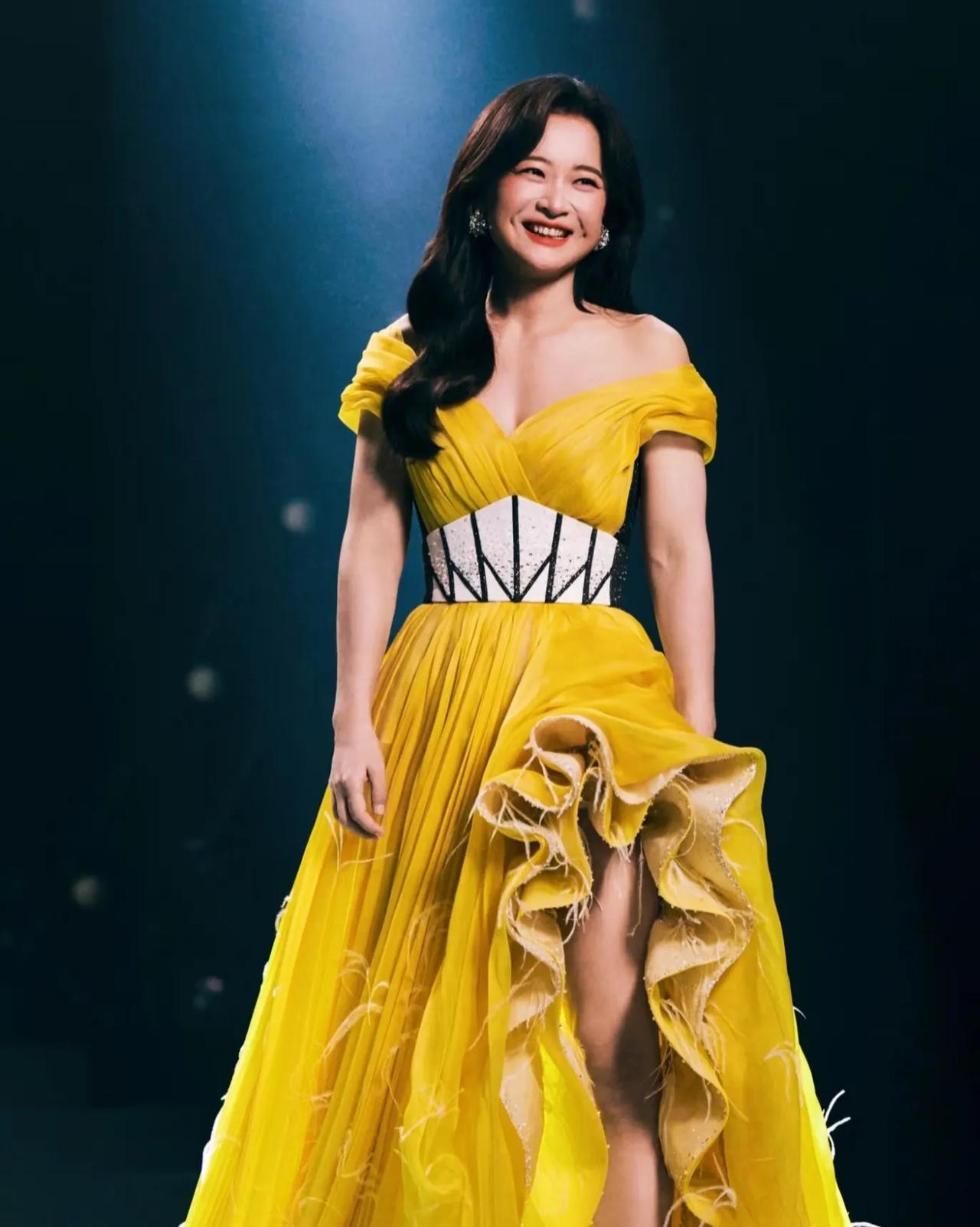 发现没？谁娶了贾玲都会幸福为什么这么说？原因很简单！贾玲从一个默默无闻的相