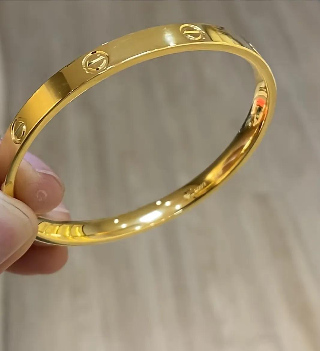 今天这金价跌得真是让人唏嘘。我果断跑去金店，拿下一个38克的金镯子，刷卡45