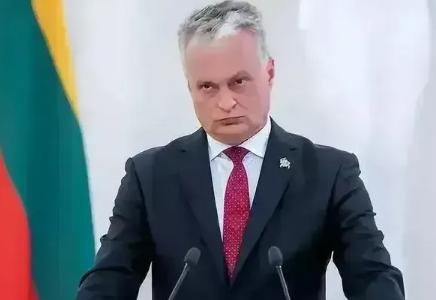 立陶宛总统瑙塞达已经瑟瑟发抖。据报道，立陶宛政府宣布即日起全国进入国家紧急状态，