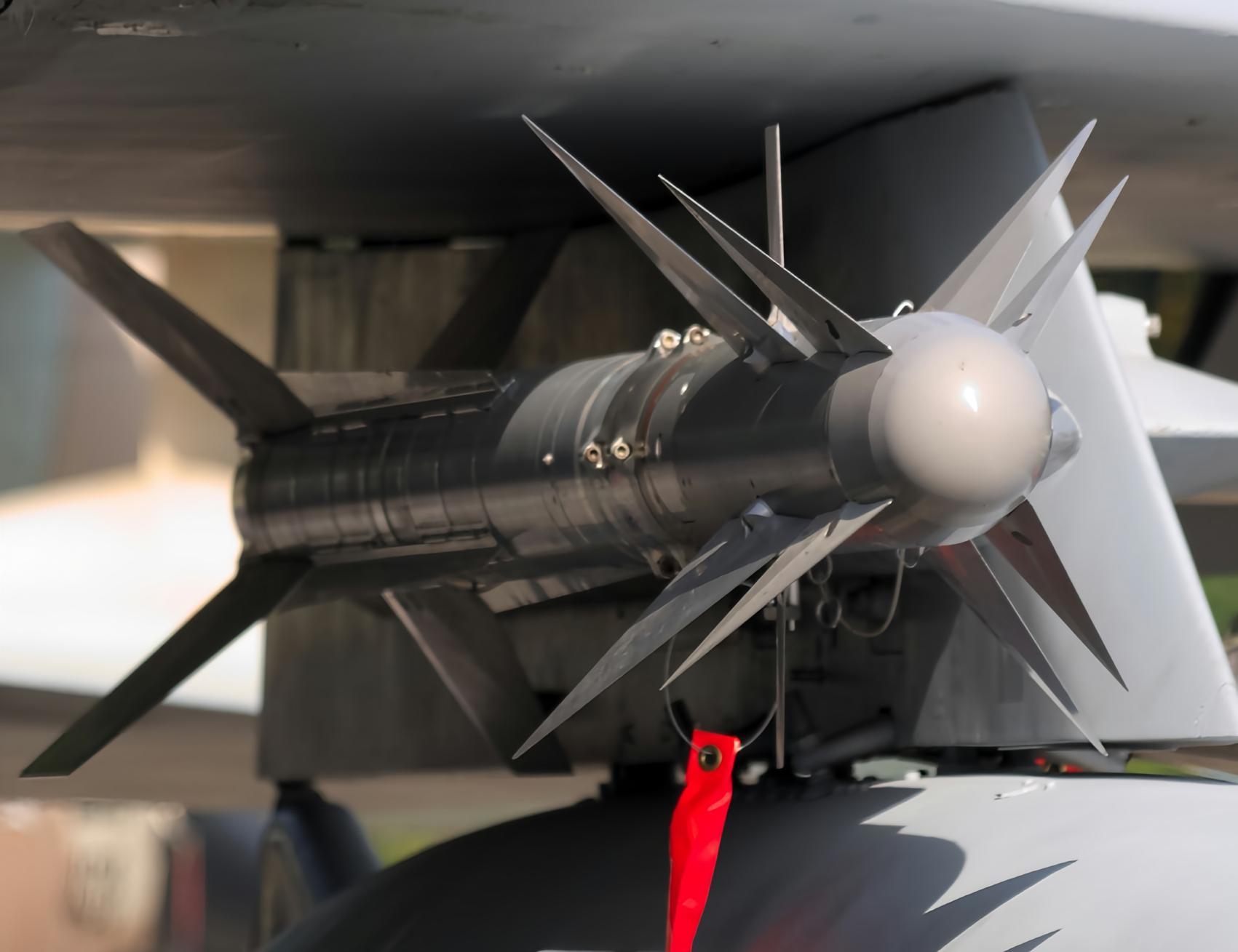 每天认识一件兵器以色列“怪蛇”4型空对空导弹长度：300厘米直径：16厘米翼展