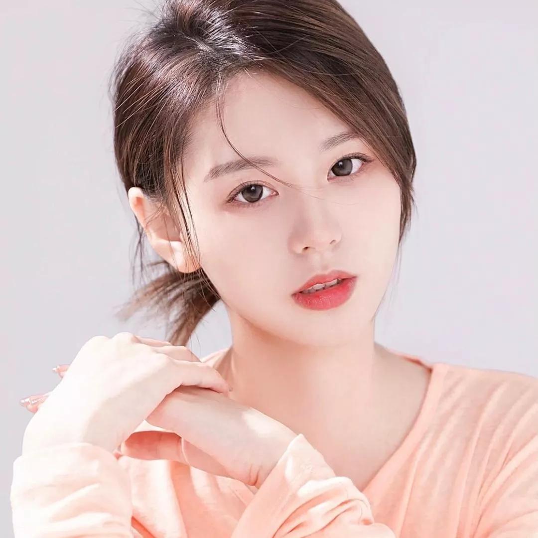 温柔甜美的少女，温柔的色调，温柔的氛围，温柔的微笑。少女感笑容少女感微笑女孩